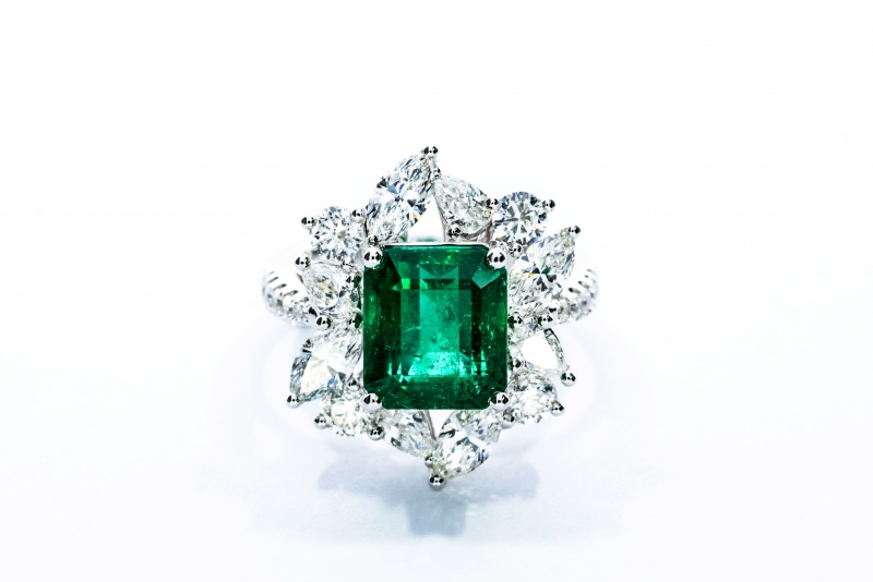 18K铂金方欖尖綠寶石梨形鑽石戒指
