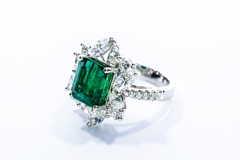 18K铂金方欖尖綠寶石梨形鑽石戒指