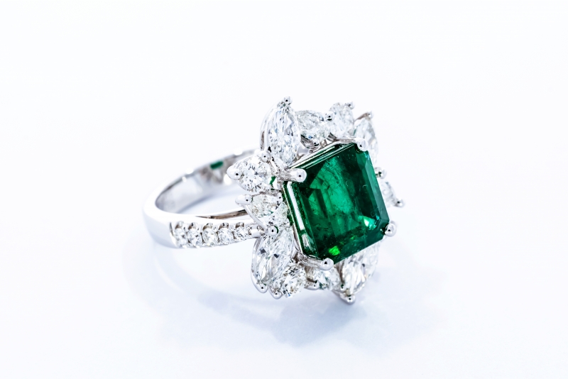 18K铂金方欖尖綠寶石梨形鑽石戒指