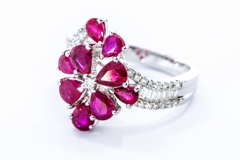 18K鉑金梨形紅寶石鑽石戒指