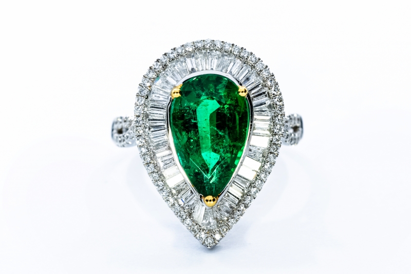 18K黃鉑金梨形綠寶圓石鑽石戒指