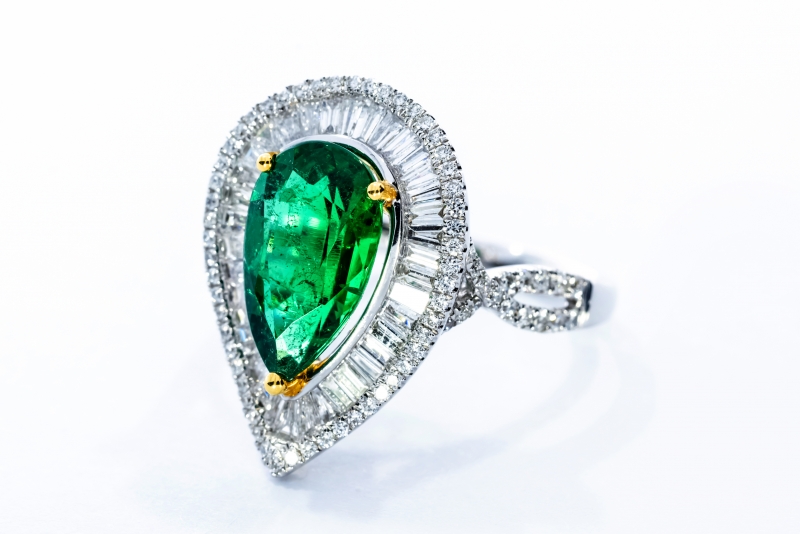 18K黃鉑金梨形綠寶圓石鑽石戒指