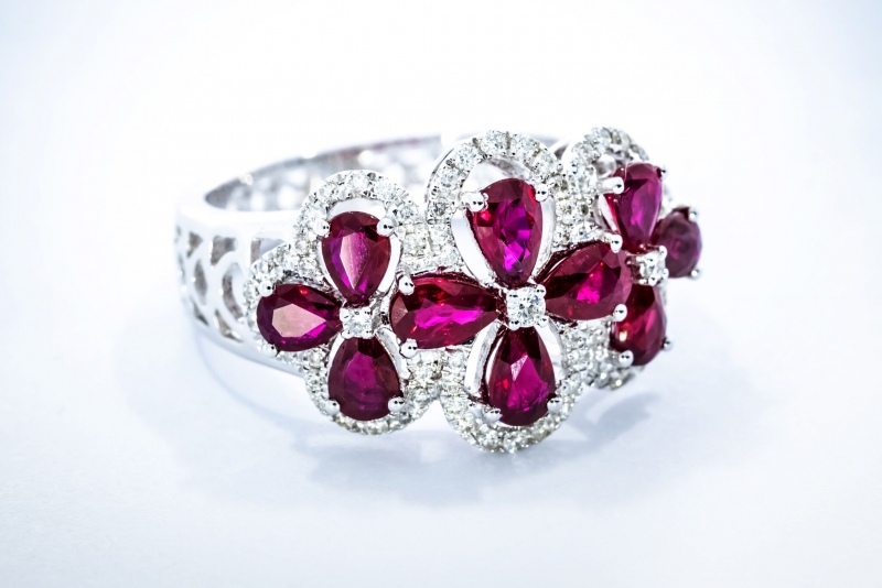 18K鉑金梨形紅寶石鑽石戒指